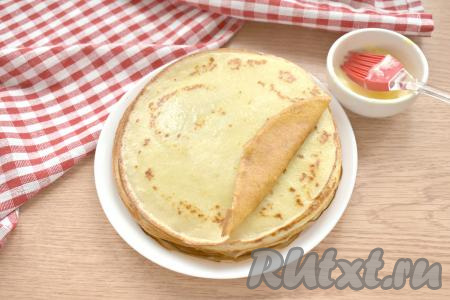 Разогреваем очень хорошо сковороду, смазав её перед выпечкой первого блина маслом. Выливаем половник теста на сковороду, распределяя тесто по всей поверхности сковородки. Жарим блинчик на среднем огне до румяности с двух сторон (примерно по 1 минуте с каждой стороны). Готовый блинчик перекладываем на тарелку, я сразу смазывала горячий блин растопленным сливочным маслом. Постепенно жарим все блинчики (я жарила на сковороде 18 сантиметров, у меня получилось 13 блинов). Кстати, блинное тесто периодически перемешиваем, ведь оно оседает на дно.