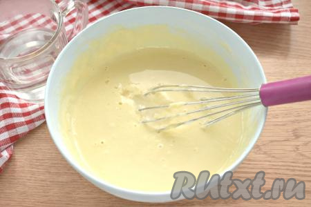 В получившееся тесто очень тонкой струйкой, не переставая перемешивать венчиком, вливаем кипяток. Замешанное блинное тесто по консистенции должно напоминать жидкую сметану. Если тесто вышло слишком жидким, то добавляем ещё муку. А если густым, то немного разбавляем кипятком.
