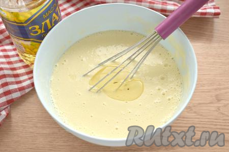 Сразу вливаем в блинное тесто 3 столовых ложки растительного масла, перемешиваем. Благодаря добавлению масла в тесто, нам не придётся в процессе жарки блинчиков часто смазывать поверхность сковороды.