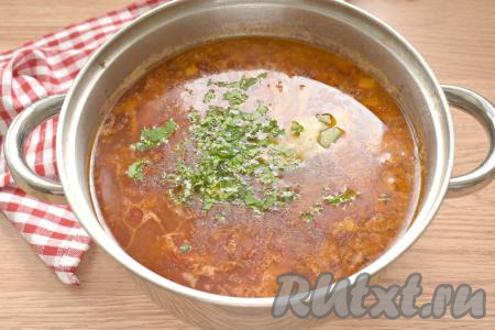 В конце приготовления по вкусу борщ из утки перчим, добавляем лавровый лист и нарубленную зелень, даём закипеть, провариваем на умеренном огне 1-2 минуты. Убираем кастрюлю с борщом с огня, накрываем крышкой и даём настояться в течение минут 10.