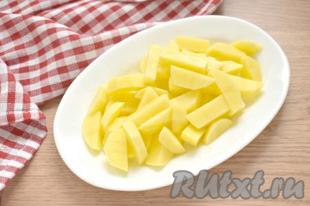 После того как бульон закипит, выкладываем в него очищенный картофель, нарезанный на средние брусочки, варим 5 минут на небольшом огне.