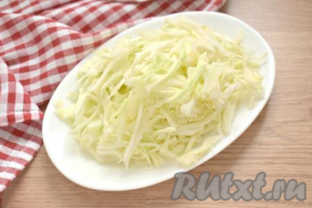 Затем добавляем в кастрюлю тонко нарезанную белокочанную капусту, даём бульону закипеть. А после закипания варим картошку с капустой на небольшом огне 15 минут.&nbsp;