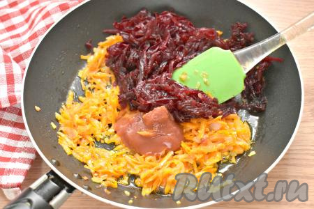 К обжаренным овощам добавляем натёртую на крупной тёрке варёную свеклу и томатную пасту.