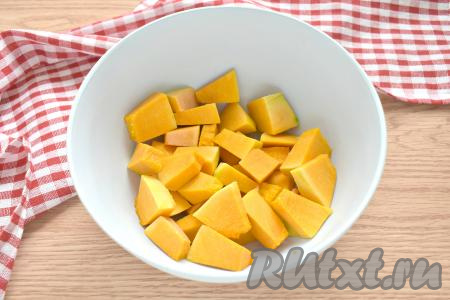 250 грамм тыквы, очищенной от кожуры и семечек, нарезаем на средние кусочки, перекладываем в глубокую миску. Для того чтобы тыква равномерно пропеклась в духовке, стараемся нарезать её на кусочки одинакового размера.