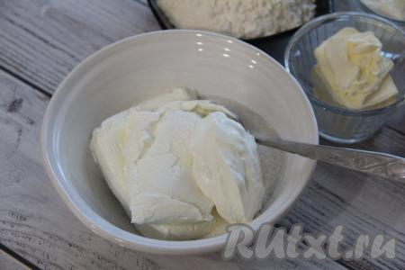 Вначале сделаем начинку для ватрушек, для этого в достаточно глубокой посуде нужно соединить творог, ванильный сахар, сметану и сахар.