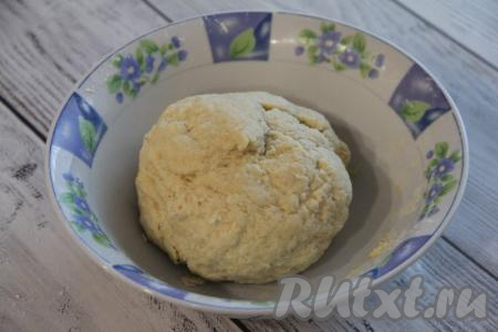 Замесить мягкое и пластичное песочное тесто, долго тесто вымешивать не нужно, его нужно просто собрать в шар.