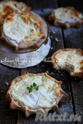 Готовым аппетитным ватрушкам из песочного теста с нежной начинкой из творога дать немного остыть и можно подавать к столу. Кстати, такие ватрушки очень вкусны и в остывшем виде.