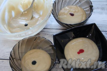 Разделить тесто на 4 части, раскладывая их в 4 разных ёмкости. Добавить в каждую часть теста по капле красителя.