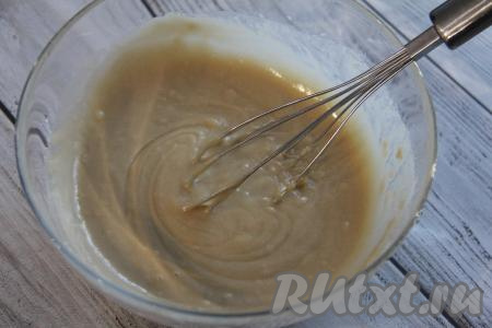 Перемешивать тесто венчиком в одном направлении в течение 5 минут. Тесто получится вязким и тягучим.