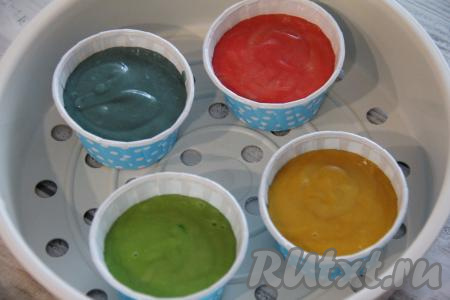 Разложить тесто по формам, заполняя их на 3/4.&nbsp;