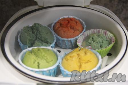 У меня осталось немного теста, я сделала пятый маленький кекс. Формочки поставить на подставку для пароварки. Влить воду в чашу мультиварки, крышку мультиварки закрыть, включить режим "На пару". После звукового сигнала (то есть после закипания воды в чаше мультиварки) поставить в мультиварку подставку с формочками, сразу крышку мультиварки закрыть, готовить китайские кексы на режиме "На пару" 20 минут. Открывать мультиварку в течение этого времени не нужно. Готовность "Фа Гао" проверить сухой зубочисткой (просто проколите кексики зубочисткой, если зубочистка останется сухой и чистой, значит выпечка готова, если же на зубочистке будут следы теста, значит увеличьте время приготовления на режиме "На пару") . Верхушечка кексов треснет и будет напоминать цветок.