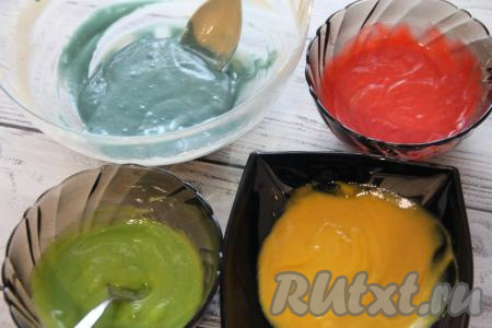 ​​​​​​​Перемешать тесто с красителем.