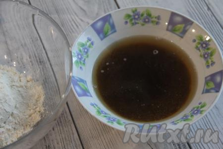 Залить сахар крутым кипятком, перемешать и оставить до полного растворения сахара.