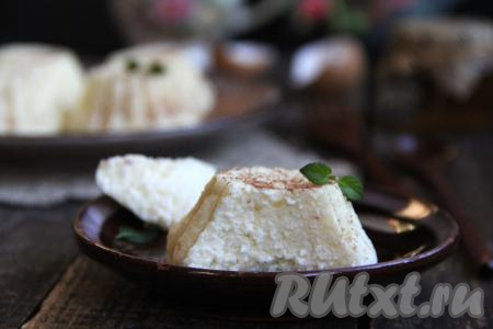 Творожная запеканка, приготовленная на пару в мультиварке, получилась очень нежной и воздушной.