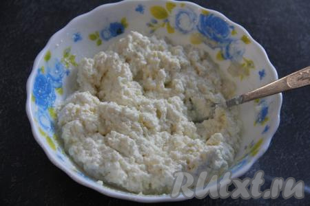 Перемешать творожную массу ложкой (или вилкой).