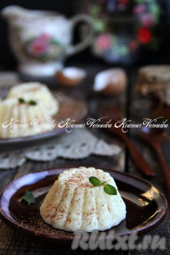 После сигнала достать формочки из мультиварки. Творожная запеканка в процессе приготовления на пару немного поднимется, но при остывании осядет. Перевернуть запеканку на тарелку, убрать формочки и подать к столу в тёплом или в холодном виде.