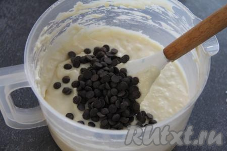 По желанию, можно добавить в тесто шоколадные капли. Аккуратно вмешать кусочки шоколада в тесто.