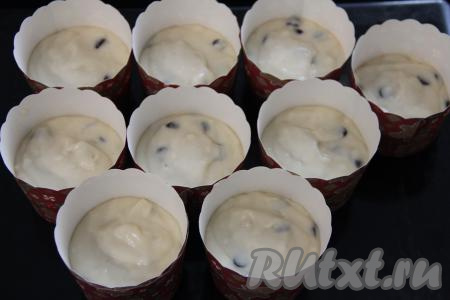 Разложить тесто по формочкам, заполняя их примерно на 2/3 объёма. Я использовала бумажные формы, поэтому их маслом дополнительно не смазывала. У меня получилось 9 штук. Выпекать капкейки в разогретой духовке при температуре 180 градусов минут 35. Готовность проверить сухой зубочисткой (если после прокола выпечки зубочистка останется чистой и сухой, значит пора доставать капкейки из духовки).