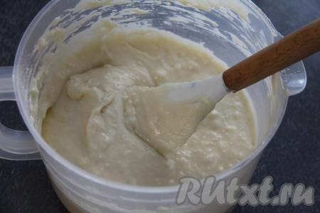 Перемешать тесто лопаткой до однородного состояния. Тесто получится очень воздушным и в меру густым.