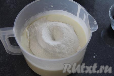 В яйца, взбитые с сахаром, влить кефир и растительное масло, взбить миксером. Всыпать просеянную муку и разрыхлитель.