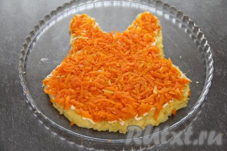 На крупной тёрке натереть морковь и выложить следующим слоем. Не забудьте небольшую часть отварной морковки оставить для украшения салата.