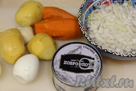 Подготовить продукты для приготовления новогоднего салата "Мимоза" в виде кролика.  Картошку и морковку нужно сварить в кожуре заранее (на варку после закипания воды понадобится минут 25-30). Сварить вкрутую яйца (после закипания воды варить минут 9-10). Отсудить варёные яйца, картошку и морковь, почистить. Луковицу очистить и мелко нарезать. Нарезанный лук для этого салата можно просто залить кипятком (это поможет убрать горечь), оставить на 1-2 минуты, а затем слить лишнюю воду. А можно, как сделала я, замариновать луковицу, для этого нарезанный лук нужно поместить в глубокую тарелку, добавить воду, уксус, сахар, перемешать и оставить мариноваться минут на 15, затем откинуть лук на сито, дать стечь маринаду.