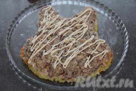 Поверх слоя рыбы нанести сеточку из майонеза.