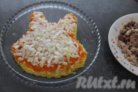 Затем выложить слой лука.