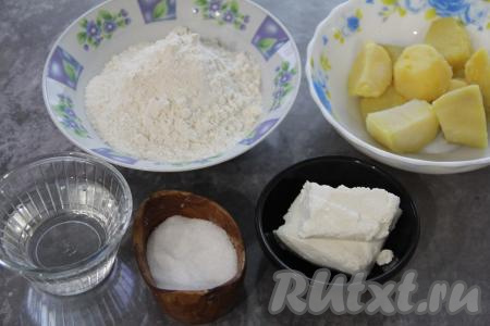 Подготовить продукты для приготовления лепёшек с творогом и картошкой на сковороде. Картофель почистить, сварить до готовности в подсоленной воде (отвариваю до мягкости в течение 20-25 минут), лишнюю воду слить, дать немного остыть. Для приготовления лепёшек потребуется 200 грамм варёной картошки.