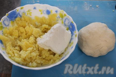 Остывший варёный картофель размять толкушкой, добавить творог, размять до получения однородной творожно-картофельной массы, если нужно, подсолить и перемешать.