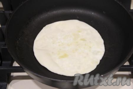 Сухую сковороду хорошо разогреть, выложить лепёшку и жарить на среднем огне сначала с одной стороны до золотистого цвета.