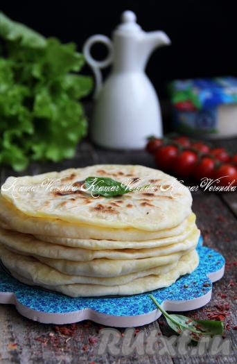 Подавать аппетитные, нежные, вкусные лепёшки лучше в тёплом виде.