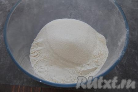В глубокую миску всыпать 250 грамм муки, ванильный сахар, разрыхлитель и сахар, перемешать сахарно-мучную смесь.