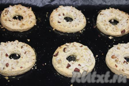 Выпекать печенье "Колечки" с орехами минут 25 (до лёгкого золотистого цвета песочного теста) в духовке,&nbsp;разогретой до 180 градусов.