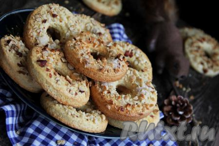 Нежные, вкусные, рассыпчатые песочные колечки с орехами подать к чаю, кофе. Но мне это печенье особенно нравится с холодным молоком. 