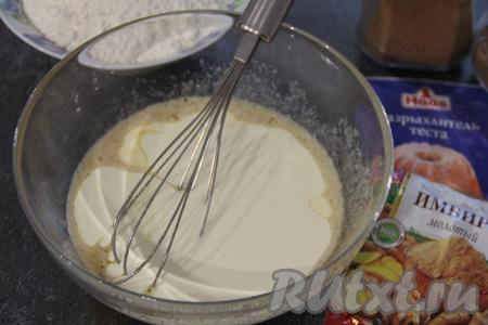 Перемешать массу венчиком. Добавить растопленное до жидкого состояния негорячее сливочное масло.