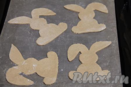 Переложить пряники на противень, застеленный ковриком для выпечки (или пергаментной бумагой).