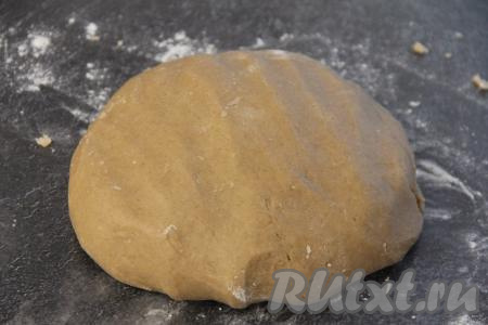 Как только пряничное тесто начнёт собираться в комок, хорошо вымесить его руками. Тесто получится приятным в работе, пластичным и не липнущим к ладоням. Завернуть тесто для пряников в плёнку и убрать на пару часов в холодильник.