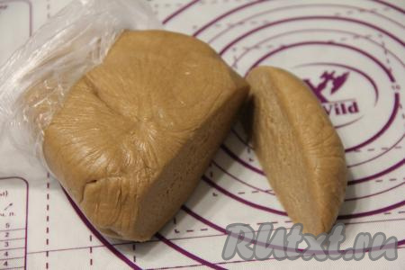 Готовое тесто разделить на несколько частей.