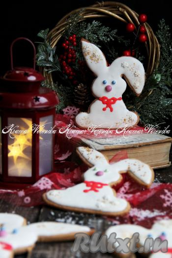 Для приготовления глазури взбить хорошо охлаждённый белок миксером. Во время взбивания в несколько приёмов ввести сахарную пудру и взбивать минут 5. Глазурь станет гладкой и тягучей. Поместить глазурь в кондитерский мешок с тонкой насадкой. Покрыть пряники глазурью. И сразу сделать глазки из сахарных бусинок и носик из конфет в глазури, можно украсить ещё кондитерский посыпкой по вашему вкусу. Я дополнительно нарисовала бантики гелевым кондитерским карандашом. Дать высохнуть глазури в течение 10 часов.