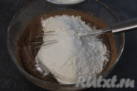 Всыпать разрыхлитель и небольшими порциями добавить муку, хорошо вмешивая муку в тесто.