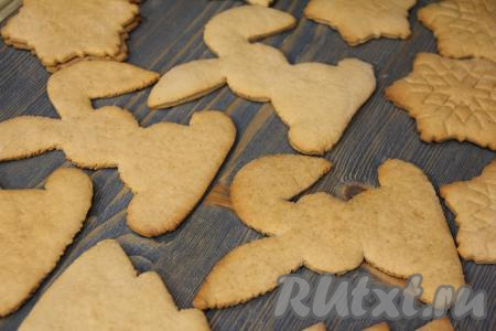 Выпекать пряники "Зайчики" в разогретой духовке минут 10-13 (до лёгкого золотистого цвета) при температуре 180 градусов.