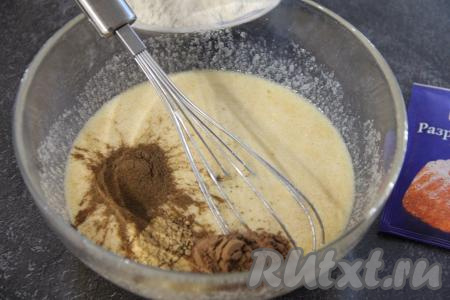 Перемешать, всыпать имбирь, корицу, какао и ванильный сахар.