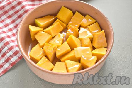 Кусочки тыквы перекладываем в жаропрочную форму и сбрызгиваем 1 столовой ложкой растительного масла. Ставим форму с тыквой в разогретую до 200 градусов духовку на 20 минут.