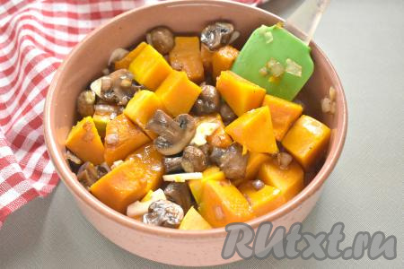 Перемешиваем и снова ставим форму в духовку. При той же температуре запекаем тыкву с грибами 10 минут (готовая тыква должна стать достаточно мягкой, она будет легко прокалываться ножом), выключаем духовку. Но форму с тыквой и шампиньонами оставляем в закрытой духовке ещё на 10 минут.