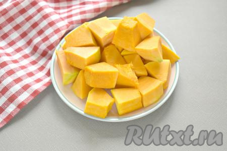 Для этого блюда я взяла замороженные шампиньоны, разморозила их, переложила в дуршлаг и промыла тёплой водой. Если вы готовите со свежими шампиньонами, тогда с них нужно убрать загрязнения и хорошо промыть грибы водой. Тыкву очищаем от семян и кожуры. 400 грамм очищенной тыквы нарезаем на крупные кусочки.