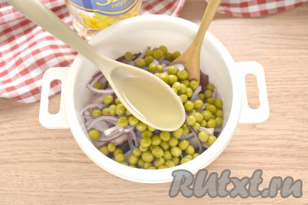 Заправляем салат растительным маслом. Я использовала подсолнечное масло, но лучше взять оливковое.