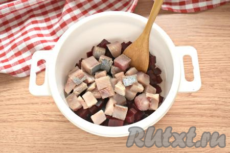 Филе солёной сельди, тщательно очищенное от косточек, нарезаем на кубики чуть большего размера, чем нарезана свекла. Селёдку отправляем к свекле.