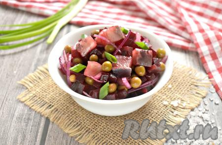 Салат, приготовленный&nbsp;из селёдки с зелёным горошком и свеклой, получился вкусным, аппетитным и сытным. Перед подачей его можно украсить нарезанной зеленью (я посыпала зелёным луком). Угощайтесь!