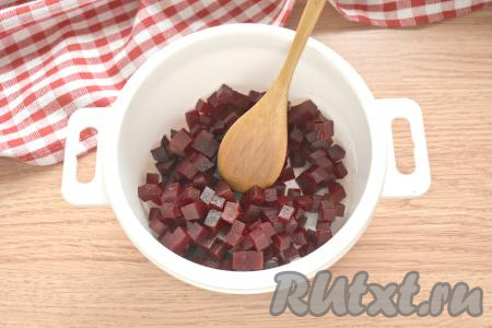 Свеклу нужно заранее, не снимая кожуру, отварить в воде до готовности (на отваривание, в зависимости от сорта свеклы, может потребоваться от 45 до 60 минут). Варёную свеклу остужаем, поместив её под холодную воду, а затем очищаем от кожуры. Нарезаем очищенную свеклу на маленькие кубики и перекладываем в миску.